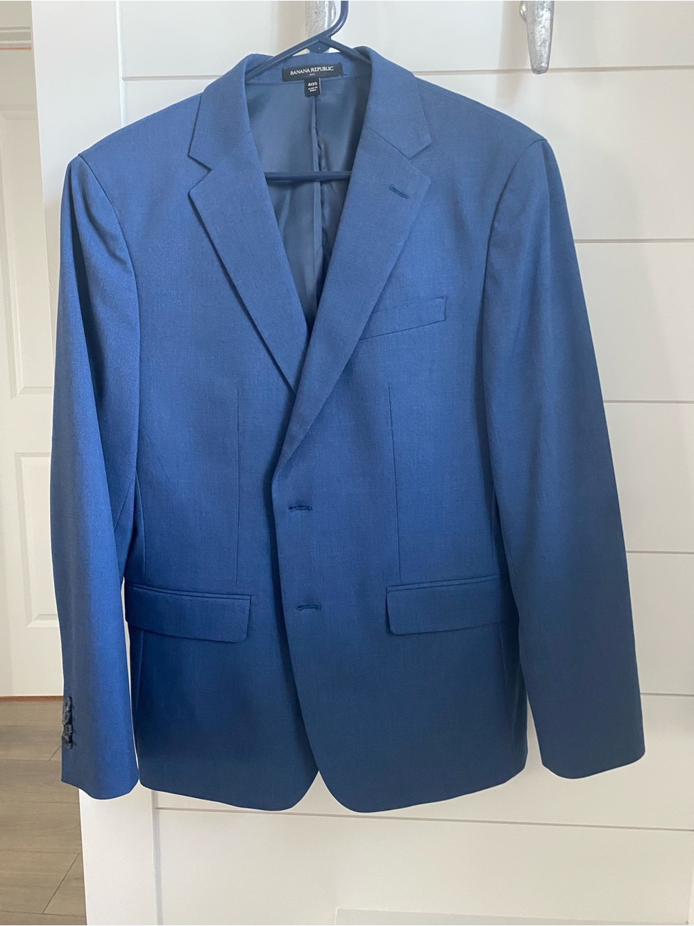 Men’s Size 40S Banana Republic Factory Tailored Fit Sharkskin Jacket in Navy.